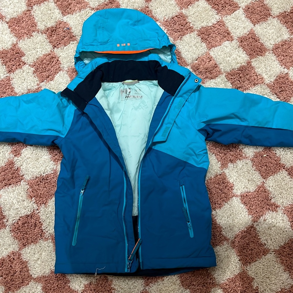 Selling a Helly Hansen girl’s turquoise ski jacket